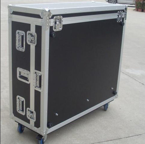 Mixer case with doghouse